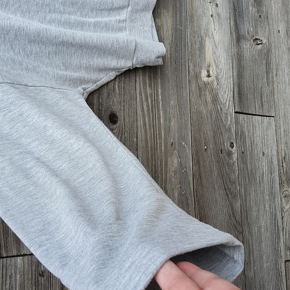 Old Navy Actice crop grey sweatshirt - Picture 3 of 5